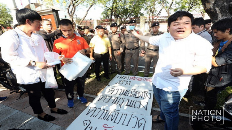 แจ้งข้อหา-ปล่อยตัว 4 นักเคลื่อนไหว หลังบุกยื่นหนังสือทบ.