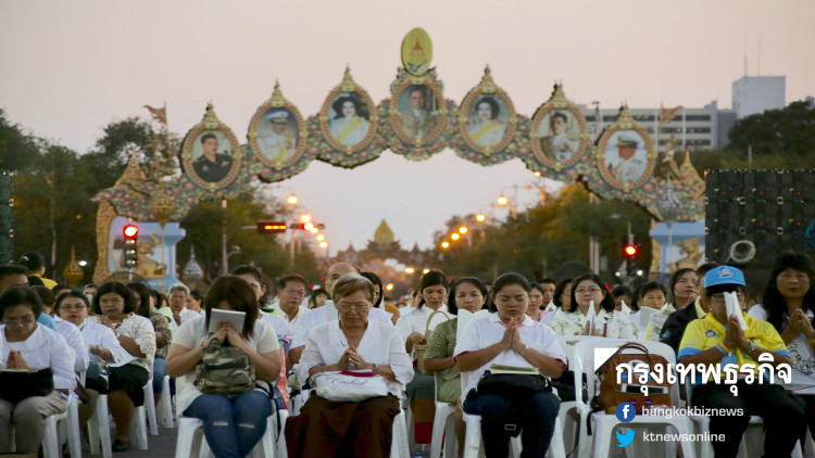 ประชาชนเนืองแน่นร่วมเจริญพุทธมนต์อุทิศถวาย ร.2 และ ร.9