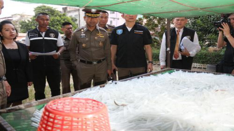 'บิ๊กโจ๊ก' ลุยจับคลินิกเถื่อนย่านลำลูกกา 13 แห่ง ตรวจสอบไร้ใบอนุญาต