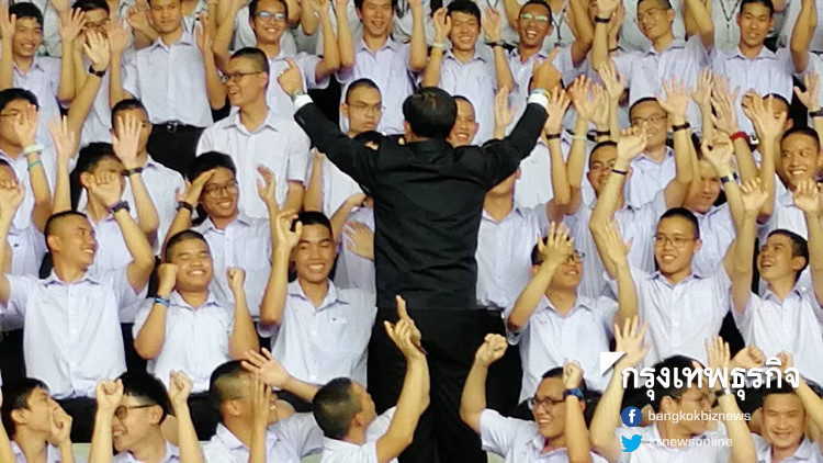 'ประยุทธ์' ร่วมร้องเพลง 'ปาฏิหาริย์' กับนักเรียนร.ร.กำเนิดวิทย์