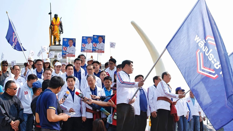 แกนนำพปชร.หาเสียงพื้นที่สุรินทร์