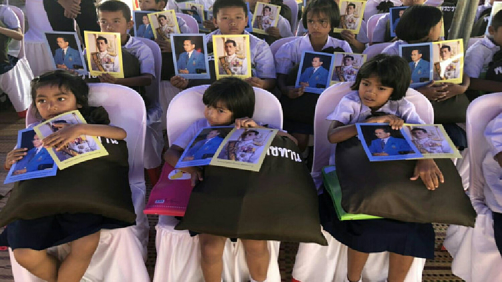 ร.10 พระราชทานเครื่องอุปโภคบริโภค และเครื่องเขียน แก่ครู-นักเรียนที่ประสบอัคคีภัย