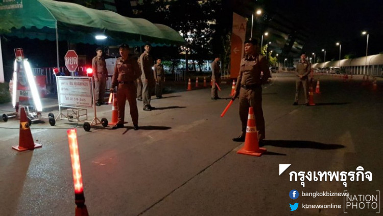 'นครบาล' ตรึงกำลังรอบศาลรธน. วางแนวรั้วเหล็กกั้น-ป้ายเขตหวงห้าม