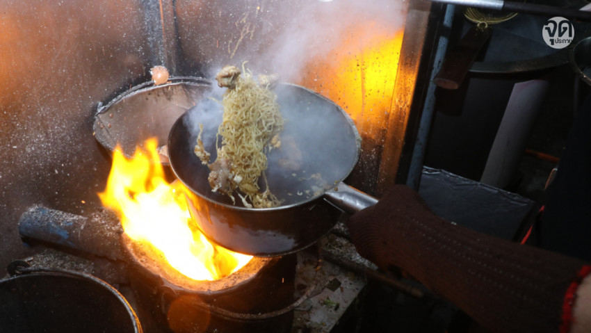 หลงกลิ่นควันไฟกับก๋วยเตี๋ยวคั่วไก่ เจ๊ฮ้ง