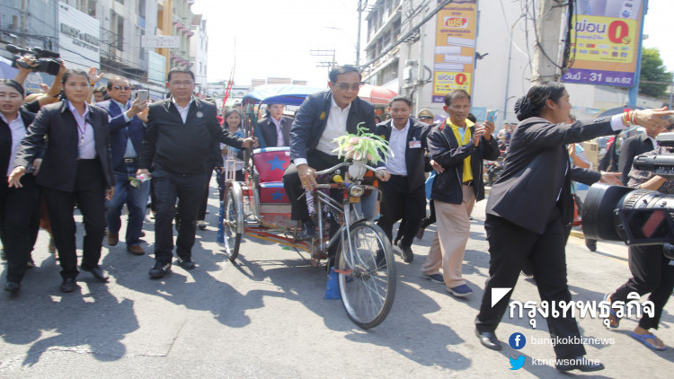 'ประยุทธ์' ถึงโคราชไหว้ย่าโม-ปั่นสามล้อ