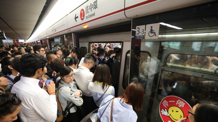 ฮ่องกงป่วนรถไฟใต้ดินชนกัน 