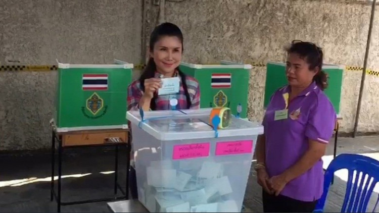 'กัญจนา' ควง 'ลูกบุญธรรม' ใช้สิทธิเลือกตั้ง