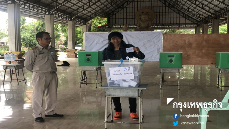'เสถียร ทำมือ' ใช้สิทธิเลือก หวังอยากได้ผู้นำประเทศที่เก่ง แก้ปัญหาปากท้อง