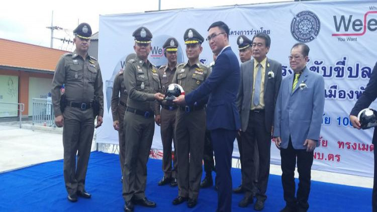 'วิระชัย' เปิดโครงการแจกหมวกนิรภัยฟรี หวังปลูกฝังวินัยจราจร