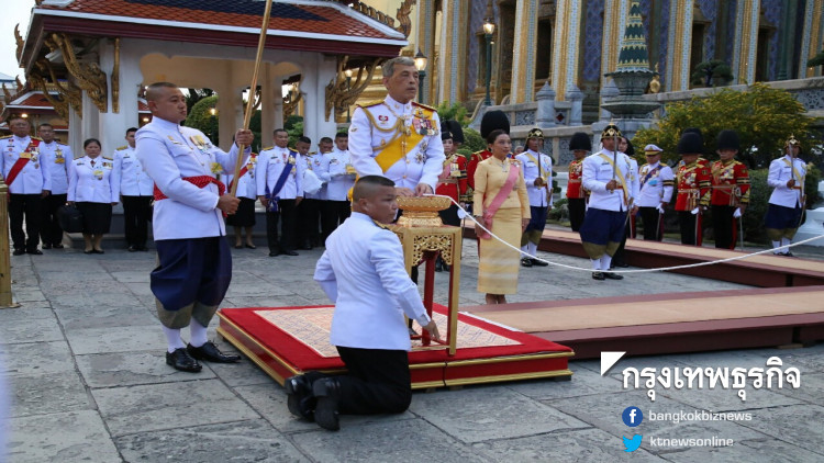 ร.10 พวงมาลาเนื่องในวันจักรี และทรงเททองหล่อพระคันธารราษฎร์-พระบรมรูป ร.9