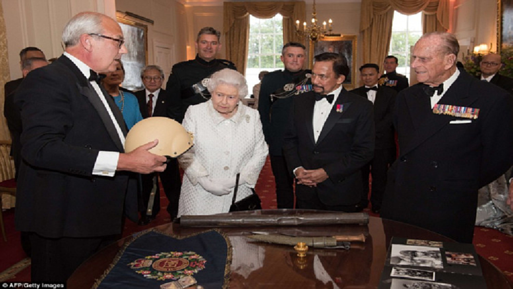 เรียกร้องควีนเอลิซาเบธถอดตำแหน่งสุลต่านบรูไน