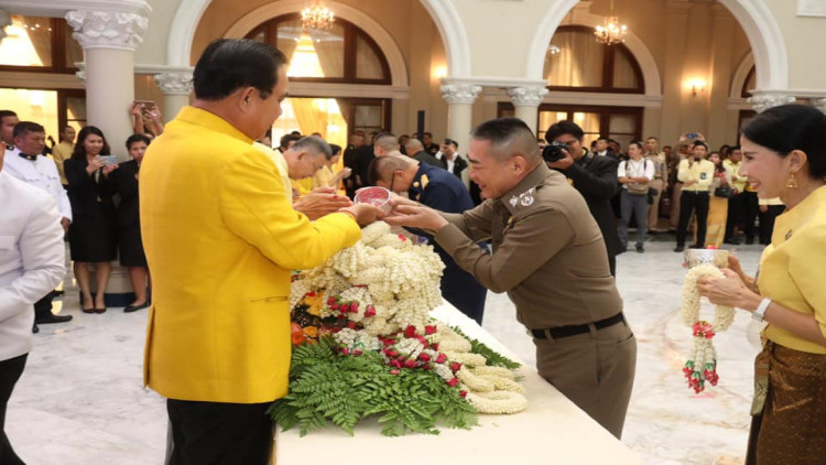 'จักรทิพย์' นำ4รองผบ.ตร. รดน้ำ 'นายกฯ' เทศกาลสงกรานต์
