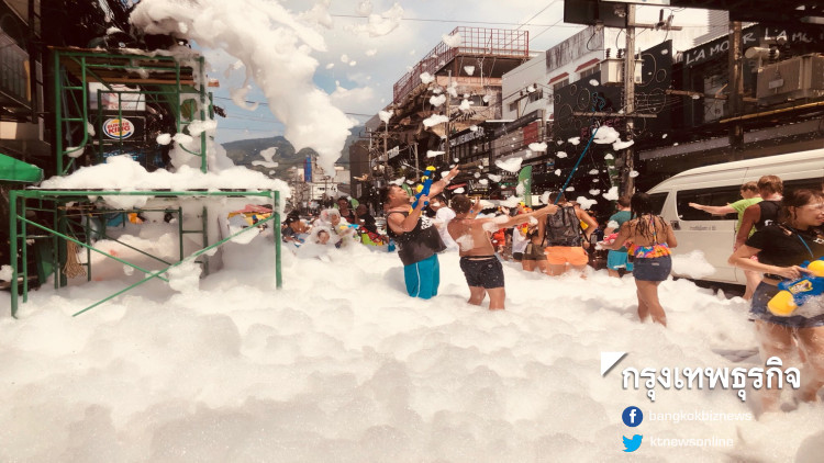 ชาวต่างชาติเล่นน้ำสงกรานต์ป่าตองคึกคัก