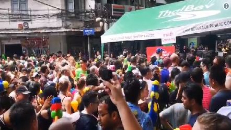 ประตู​สงกรานต์​ ถนนสีลมเปิดแล้ว​เมื่อ​ ​12.30​ น.