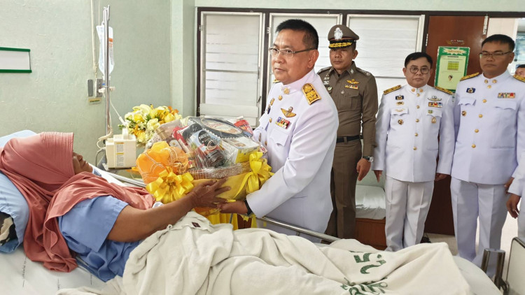 ในหลวงโปรดเกล้าฯ เชิญตะกร้าสิ่งของพระราชทาน มอบให้ราษฎรบาดเจ็บ จากเหตุระเบิด