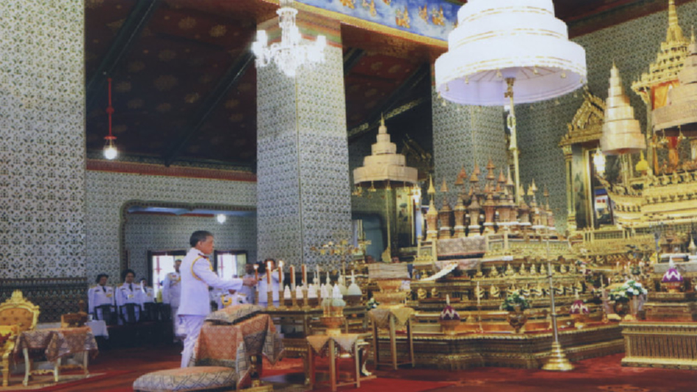 'ในหลวง' ทรงบำเพ็ญพระราชกุศลพระราชพิธีสงกรานต์ในพระบรมมหาราชวัง 