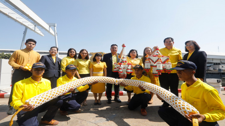 ตรวจความเรียบร้อยในการติดตั้งบุษบกเรือพระที่นั่ง