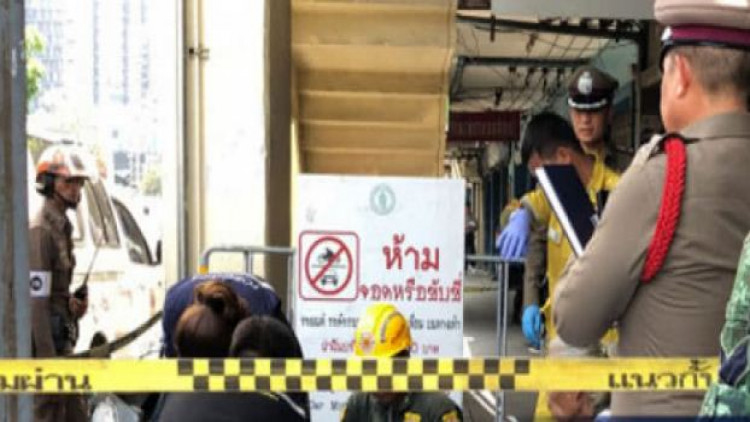 สลด! หนุ่มคนงานปีนเปลี่ยนป้ายโฆษณา ไฟช็อตดับคาที่ 