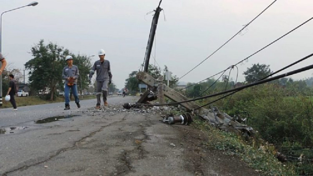 พายุฤดูร้อนถล่มเชียงรายเสาไฟฟ้าล้ม 16 ต้น