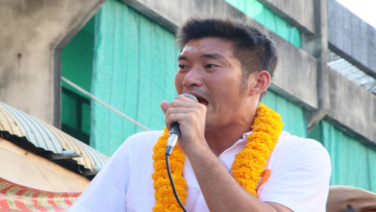 'ธนาธร' ร้อนตัว แจ้นส่งทนายแจงถือหุ้น วี-ลัค มีเดีย 'ธนาธร' ร้อนตัว แจ้นส่งทนายแจงถือหุ้น วี-ลัค มีเดีย