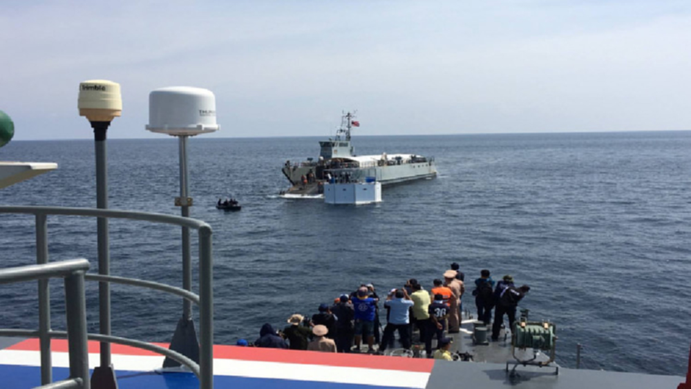 ปฏิบัติการลาก 'บ้านลอยน้ำ' กลับเข้าฝั่งภูเก็ต