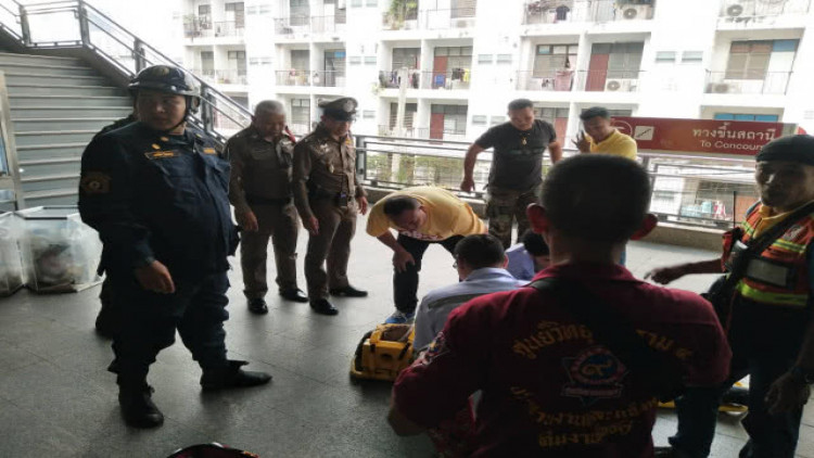 หนุ่มจีนเครียด โดดแอร์พอตลิงค์บาดเจ็บ