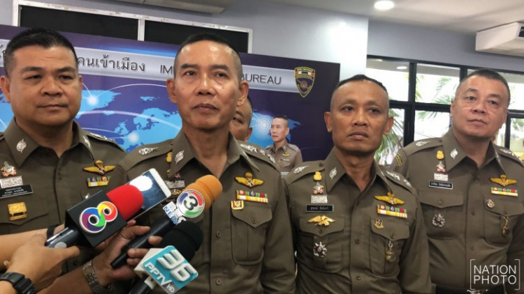 'รรท.ผบช.สตม.' รวบ 2 เขมรมือล้วงเป๋าในห้างย่านบางนา