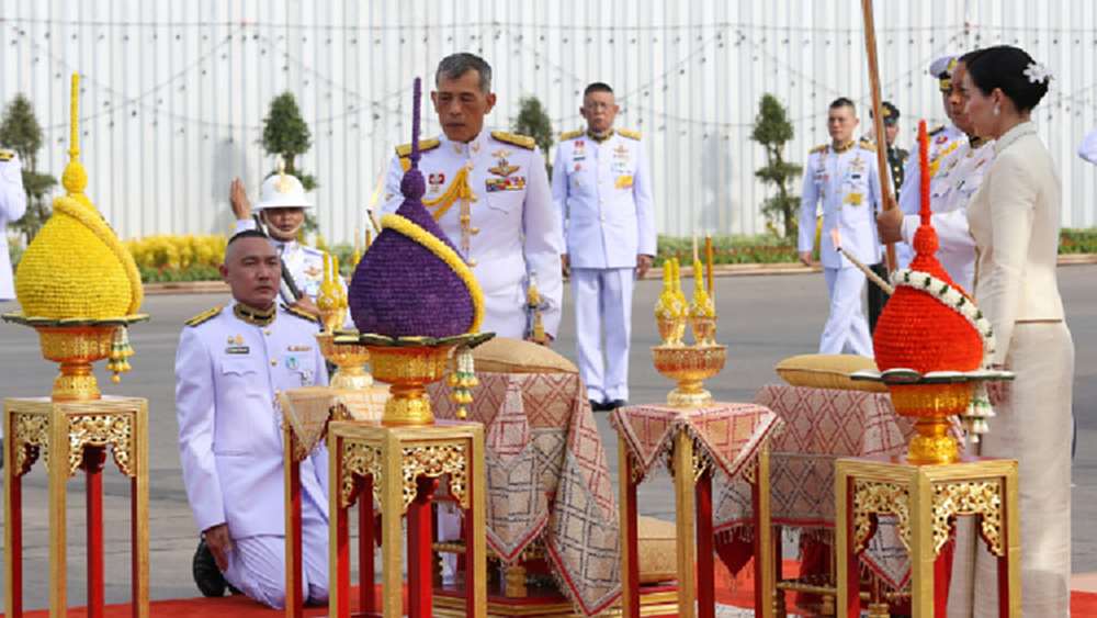 ร.10 ทรงสักการะสิ่งศักดิ์สิทธิ์