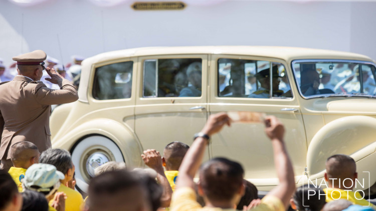 เฝ้ารับเสด็จฯ 'ในหลวง' พระราชพิธีบรมราชาภิเษก