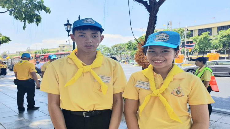 นักเรียนจิตอาสา ช่วยเก็บขยะระหว่างเฝ้ารับเสด็จฯ