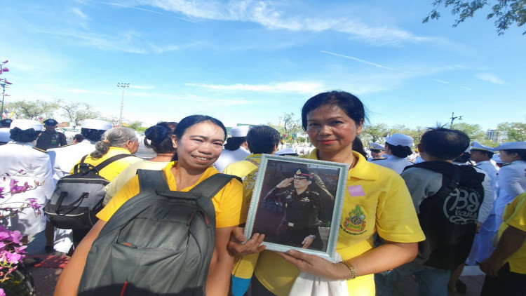 แม้อากาศร้อน ชาวตจว.ต่างจองพื้นที่รอบสนามหลวง รอเฝ้ารับเสด็จฯ 