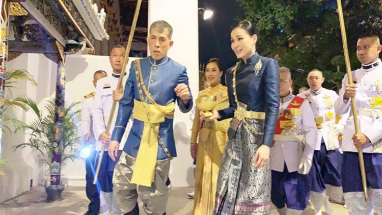 'ในหลวง' และพระราชินีเฉลิมพระราชมณเฑียร 