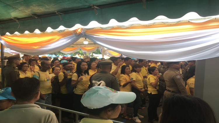 ปชช.จำนวนมาก ร่วมชื่นชนพระบารมีพระบาทสมเด็จพระเจ้าอยู่หัว ร.10