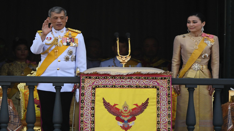 ทรงพระเจริญกึกก้อง 'พระเจ้าอยู่หัว-พระราชินี' เสด็จออกสีหบัญชร