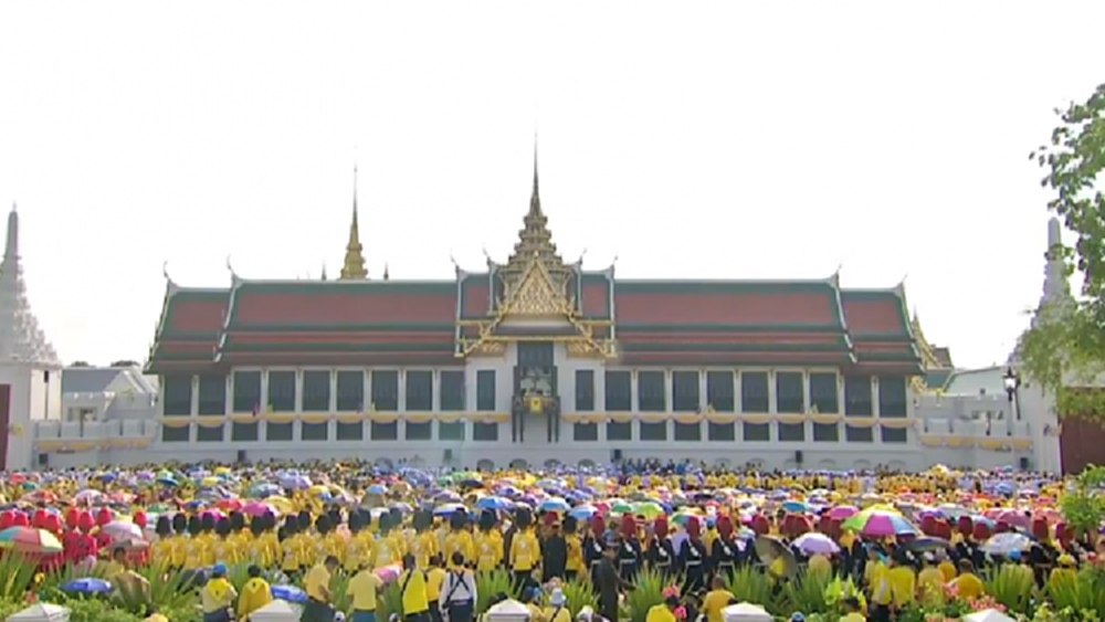 เหล่าพสกนิกรจำนวนมาก รอเฝ้ารับเสด็จฯออกสีหบัญชร