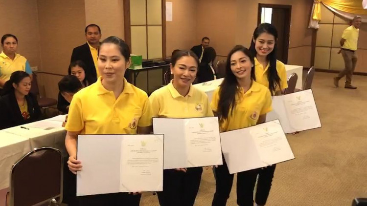 5 ส.ส.พปชร.เข้ารับใบรับรองผู้ได้รับเลือกตั้งที่ กกต.แล้ว