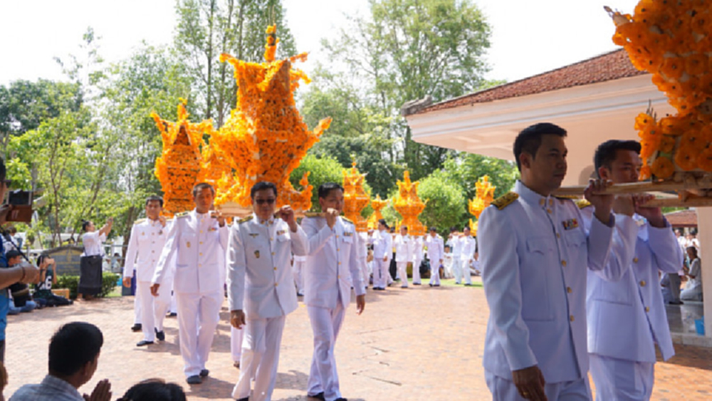 ปชช.นับหมื่น ร่วมแห่ถวายต้นผึ้ง 'พระธาตุศรีสองรัก'