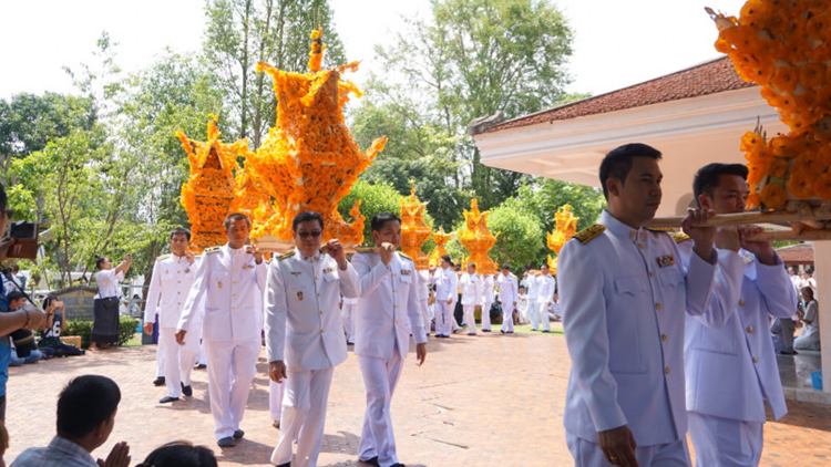 ปชช.นับหมื่น ร่วมแห่ถวายต้นผึ้ง 'พระธาตุศรีสองรัก'