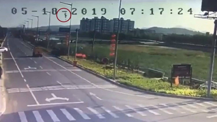 เผยคลิปนาทีระทึกเครื่องบินขับไล่จีนโหม่งโลกแนวดิ่ง