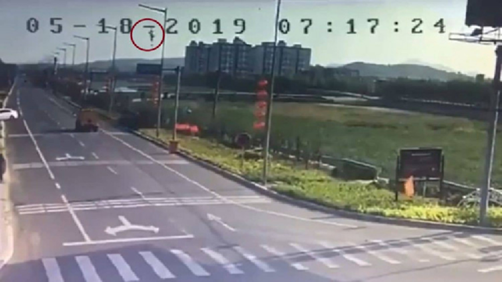 เผยคลิปนาทีระทึกเครื่องบินขับไล่จีนโหม่งโลกแนวดิ่ง