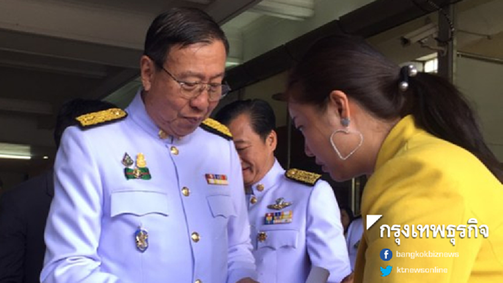 'พรเพชร' ปิดปาก งดตอบปมนั่งเก้าอี้ปธ.สภาสูง