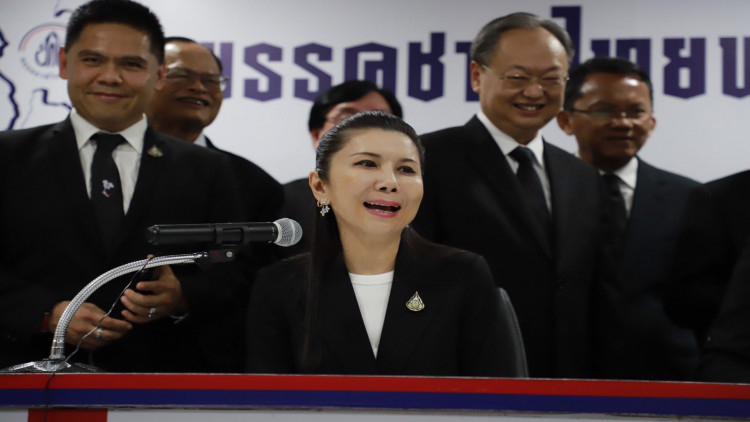 'หนูนา-ท็อป' จุดธูปไหว้รูปพ่อ ขับเคลื่อนนโยบายบรรหาร