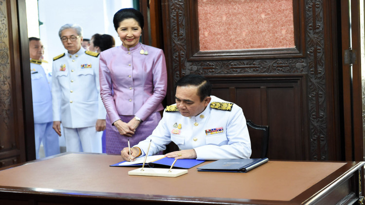 นายกฯและภริยา ลงนามถวายพระพรสมเด็จพระนางเจ้าฯ พระบรมราชินี