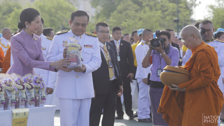 'นายกฯ'นำทำบุญตักบาตรพระสงฆ์410รูปถวายพระราชกุศล'ราชินี'