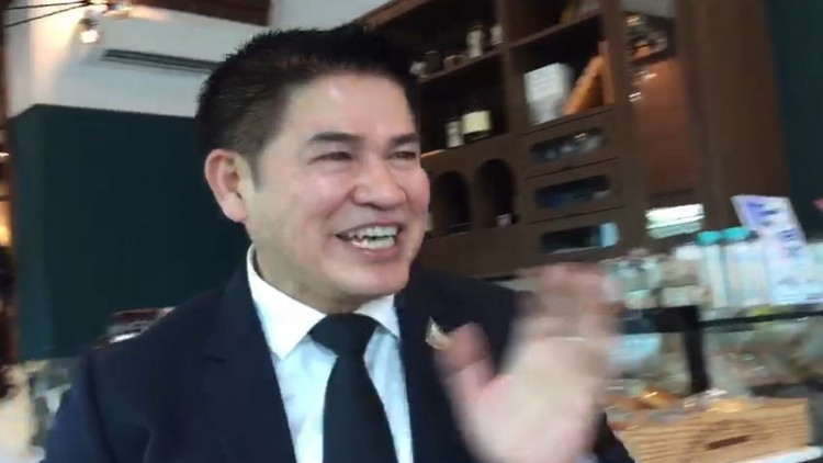 'ร.อ.ธรรมนัส' นั่งชิวๆ ดื่มกาแฟที่พรรคประชาธิปัตย์