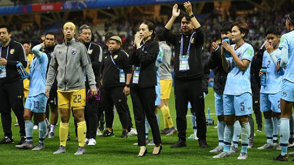 'มาดามแป้ง' กราบขอโทษแฟนบอลไทย หลังชบาแก้วโดนมะกันถล่ม 0-13