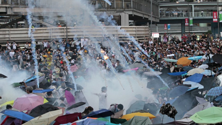 ตำรวจเริ่มยิงแก๊สน้ำตา-ใช้กระบองปราบผู้ชุมนุมในฮ่องกง