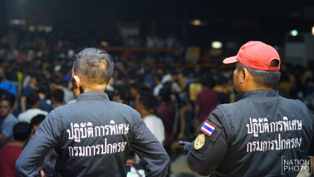 ปกครองจู่โจมพร้อมกัน 2 ผับดัง แปดริ้ว-สัตหีบ พบยาเกลื่อน