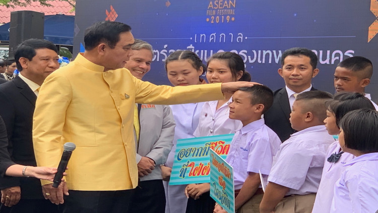 'น้องแดง' เจ้าของจดหมายลาครู ช่วยแม่ทำงาน เข้าพบนายกฯ