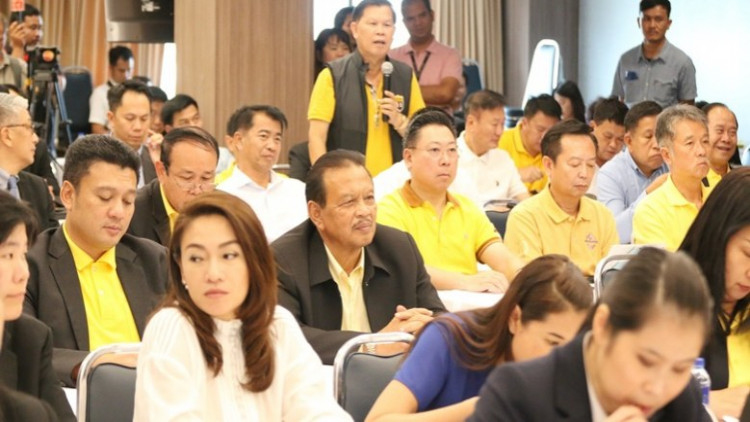 พปชร.ติวส.ส.รับมือฝ่ายค้าน พร้อมตอบโต้ในสภา 